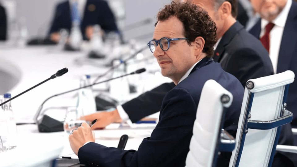 Safety vs Strategy: The High-Stakes Battle Over Who Controls Advanced AI Rules